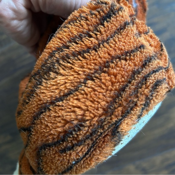 Old Navy, Kids Tiger Slippers - Picture 6 of 6